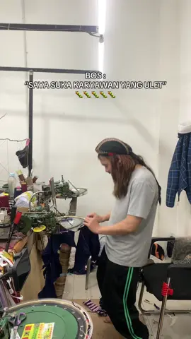 Kerja harus ulet🐛🐛🐛 Cari design custom? Atau mau jadi resseler kita? Bisa banget, klik link dibio yaa💌 #fyp #designcustom #fypage #kontenhiburan #fyppppppppppppppppppppppp 