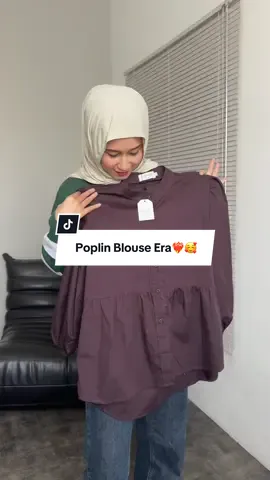 Unboxing dulu, jatuh cinta kemudian 😍 Poplin blouse in mahogany ini seriously bikin look jadi classy tanpa usaha berlebih. Fit-nya nyaman, warnanya elegan banget, dan pas dipakai… langsung auto chic! Which look should I style next? ✨ #poplinblouse #ootdindo #fashionhaul #tryonhaul #viralfashion