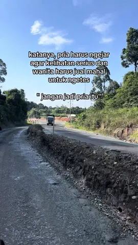 katanya, pria harus ngejar agar kelihatan serius dan wanita harus jual mahal untuk ngetes 