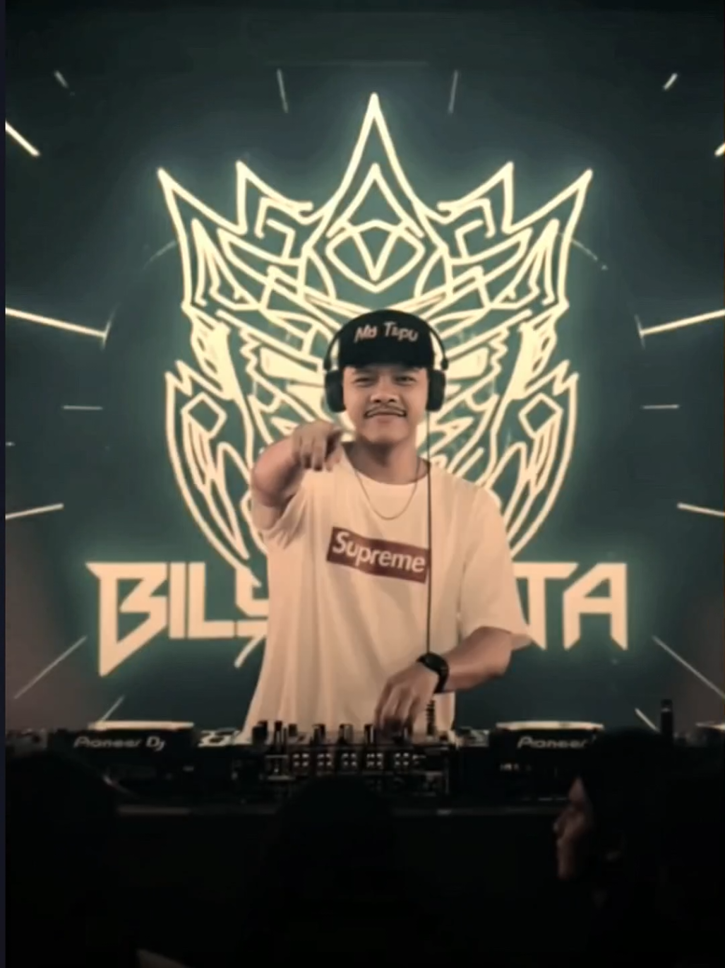 jadi seorang DJ dulu 🤭🕺🔥 #xybca #karotiktok #mamakaro  #jj #alightmotion 