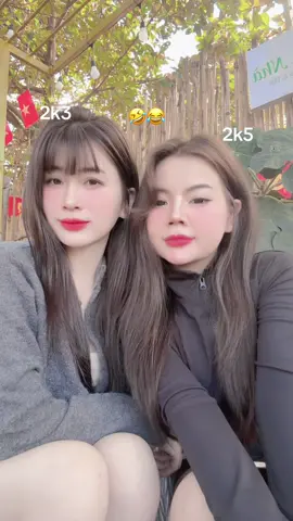 chị chị em em  😜