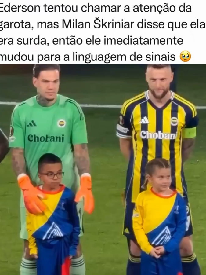 Um gesto pequeno e gigante ao mesmo tempo. Ederson percebeu a garotinha na arquibancada, levantou as mãos e disse “te amo” em linguagem de sinais. Por um instante, o barulho do estádio virou silêncio — só a ternura dele alcançando o mundo da menina. A cena circulou como quem carrega luz no bolso: simples, humana, inesquecível.