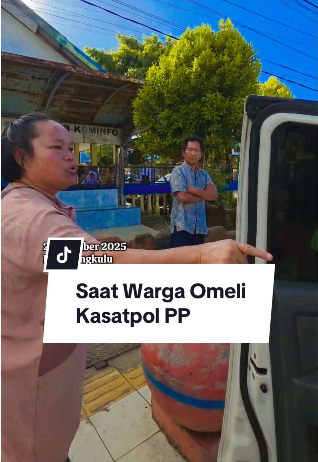 Saat Warga Omeli Kasatpol PP — Ketegangan sempat terjadi saat Satpol PP Kota Bengkulu menyampaikan teguran lisan kepada para pedagang yang berjualan di atas trotoar dan badan jalan di kawasan Jalan Adam Malik, Selasa (2/12/2025) sekitar pukul 07.10 WIB.  Sebelum ketegangan terjadi, petugas menyampaikan imbauan dan teguran serta meminta pedagang membongkar sendiri bangunan yang didirikan di area trotoar dan jalan Salah satu pedagang yang tidak menerima teguran kemudian terlibat adu argumen dengan Kasatpol PP Kota Bengkulu @🆂🅰🅷🅰🆃🆂🅸🆃🆄🅼🅾🆁🅰🅽🅶 @Kasatpol PP Kota Bengkulu hingga situasi sempat memanas sebelum akhirnya kembali kondusif.  #satpolpp #pedagang #trotoar  #kotabengkulu 