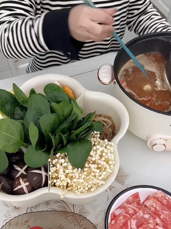 Rổ đựng rau ăn lẩu 2 lớp UFORU – tách nước nhanh, sạch sẽ; 6 ngăn phân loại topping lẩu gọn gàng, để bàn cực tiện! #RoAnLau#Ro2Lop#GiaDungTienIch#NhaBepGonGang#UFORU