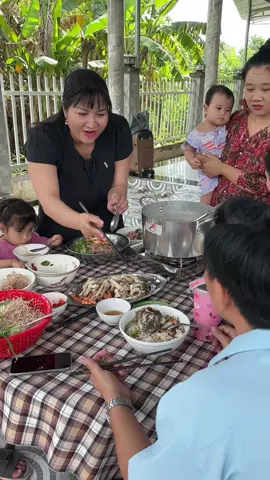 Con dâu lần đầu ra mắt nhà chồng gặp ngay món tủ