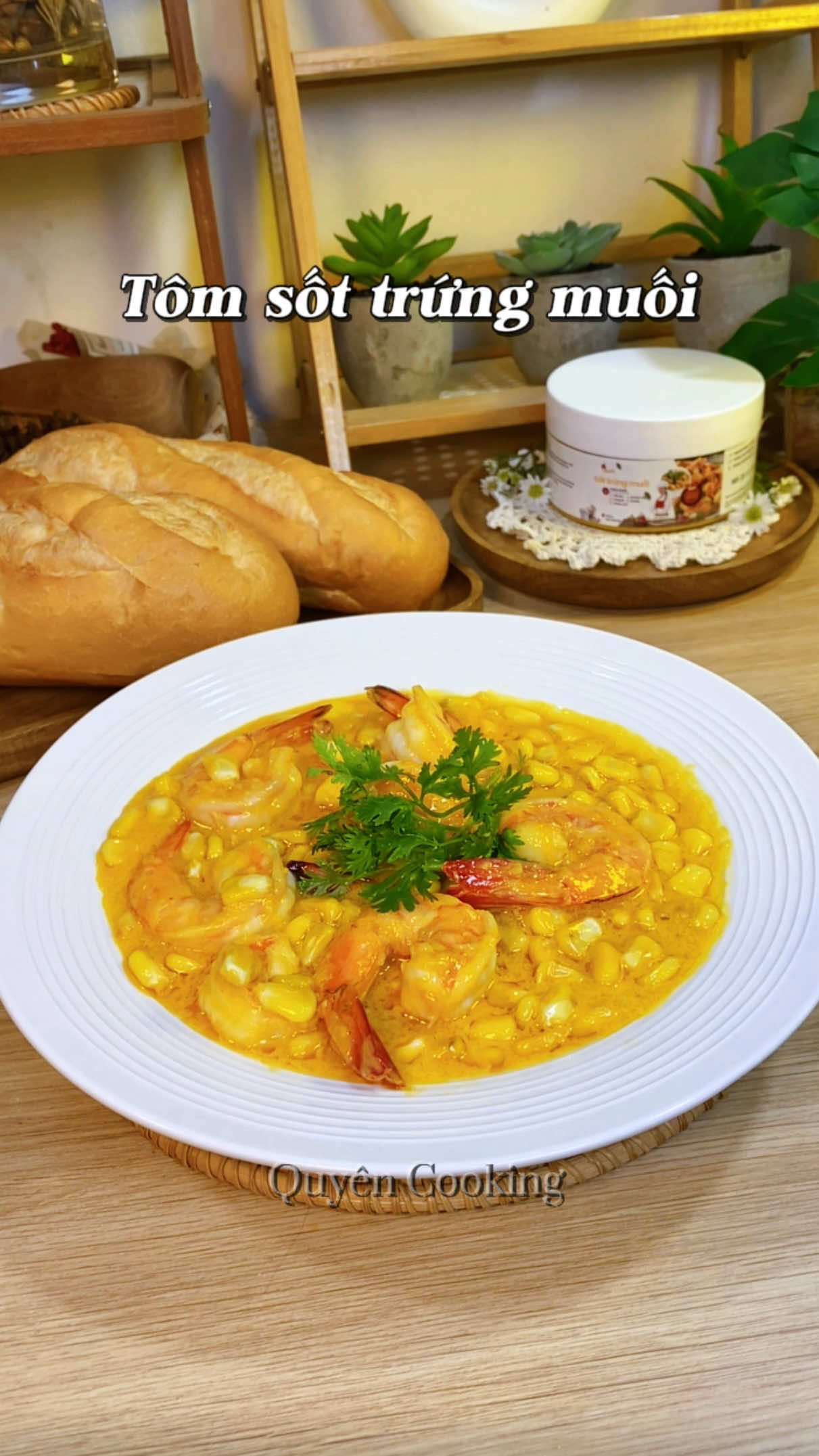 Ai đam mê sốt trứng muối thì không nên bỏ qua món tôm sốt trứng muối này nha, ăn cuốn lắm luôn🥰 #nauancungtiktok #quyencooking🌱 #tomsottrungmuoi #sottrungmuoi #sotthanh 