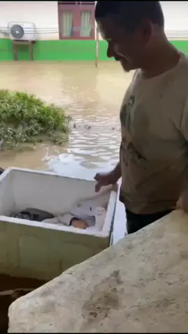 perjuangan seorang ayah menyelamatkan bayinya #fypシ゚ #fypage #fyppppppppppppppppppppppp #banjir #banjirbandang 