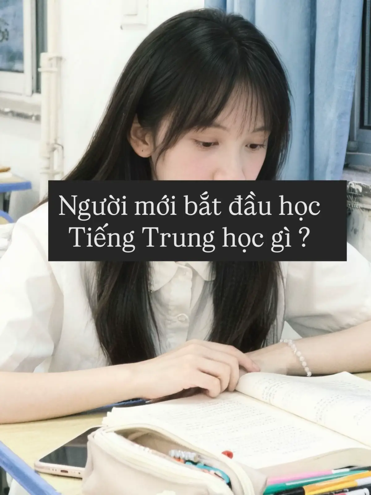 🌟 1. PHIÊN ÂM (Pinyin) – Bước đầu tiên bắt buộc Bạn phải biết: 	•	6 nguyên âm đơn (a o e i u ü) 	•	23 phụ âm 	•	4 thanh điệu 	•	Quy tắc ghép âm (zh–ch–sh, ü → u sau j q x) 👉 Khi nắm chắc Pinyin, bạn sẽ đọc đúng 99% từ mới mà không cần chờ ai dạy. ⸻ 🌟 2. HỌC TỪ VỰNG CƠ BẢN Học theo chủ đề dễ nhớ: 	•	Chào hỏi 	•	Gia đình 	•	Số đếm 	•	Đồ vật, màu sắc 	•	Hoạt động hằng ngày 📌 Mục tiêu ban đầu: HSK 1 ~ 150–250 từ Bạn có thể dùng file Excel (nếu cần mình gửi mẫu) để học nhanh + có phiên âm + thanh điệu. ⸻ 🌟 3. NGỮ PHÁP CƠ BẢN (dễ hơn tiếng Anh) Người mới chỉ cần nắm: 	•	Cấu trúc câu: Chủ ngữ + Trạng từ + Động từ + Tân ngữ 	•	Câu có 了 (le) 	•	Câu nghi vấn với 吗 / 呢 	•	Trật tự thời gian–địa điểm: → Thời gian → Địa điểm → Động từ → Tân ngữ ⸻ 🌟 4. LUYỆN CÁCH VIẾT CHỮ HÁN Không cần viết đẹp, chỉ cần: 	•	Biết quy tắc nét bút (ngang → sổ → trái → phải → móc → chấm) 	•	Viết được ~ 50 chữ cơ bản 	•	Biết nhận diện bộ thủ (như 氵 口 女 木 心) ⸻ 🎯 LỘ TRÌNH GỢI Ý TRONG 1 THÁNG Tuần 1: Pinyin + Thanh điệu + 50 từ vựng Tuần 2: Từ vựng HSK1 + Mẫu câu cơ bản Tuần 3: Tập viết chữ + nghe video giao tiếp Tuần 4: Ghép câu – luyện nói – làm bài tập HSK1 #hsk1 #tiengtrungdongian #tiengtrungkhongkho #varil  