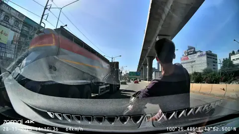 เบรคกลางถนนไปเลย ตู้ม😭