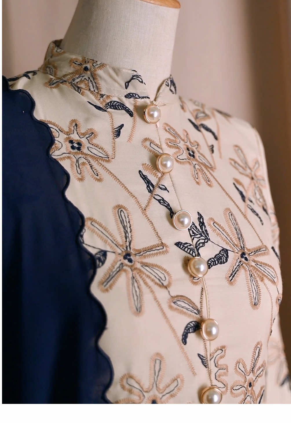 Cutting terletak, embroidery halus & warna soft… tak pelik kenapa ramai suka Melly Kurung Mom & Daughter 😍 #byayranoordin #bajuraya2026 #lebaran2026 #kurunglace #raya2026 