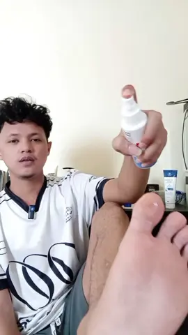 rawat kaki dengan foot deo spray #footdeospray #baukaki #footdeodorant 