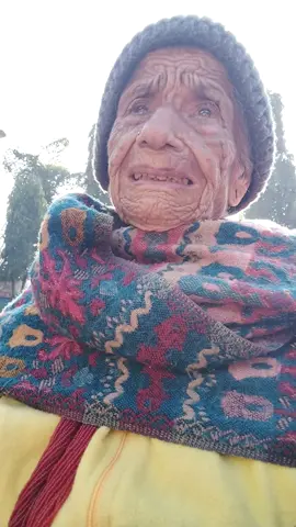 प्यारी आमा 😪😪 घर जान्छु भन्दै रुनु हुन्छ तर आमालाई कहिले पनि छोरा छोरी को मायाको कमी हुन दिने छैनउ  मानवसेवा आश्रम पोखरा छोतेपातन #pokharamuser #fouryoupage 