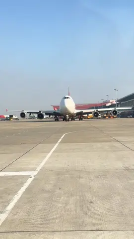 Cùng ngắm nhìn anh chàng tập gym ✈️#viral #xuhuong #noibaiinternationalairport #cargo #vietjet 