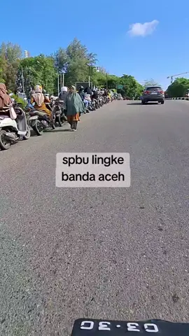spbu lingke banda aceh..hari ini antrian panjang bbm.. #aceh #banjirbandang #prayforsumatra 