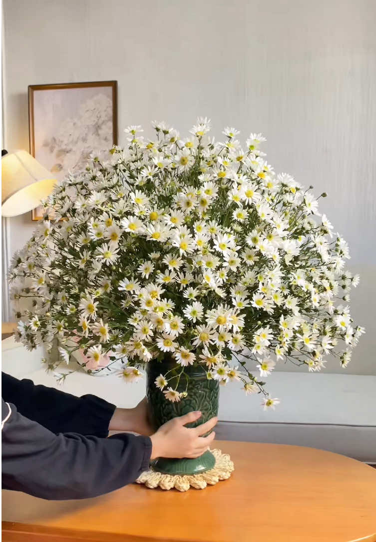 Cách cắm cúc hoạ mi với bình gốm Bát Tràng. #tiemgomvahoaluabongbong #binhcamhoa #binhgombatrang #cuchoami 