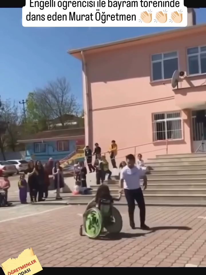 Engelli öğrencisi ile bayram töreninde dans eden Murat Öğretmen @muratogretmenn  #3aralıkdünyaengellilergünü #engelli #engelliler #3aralık