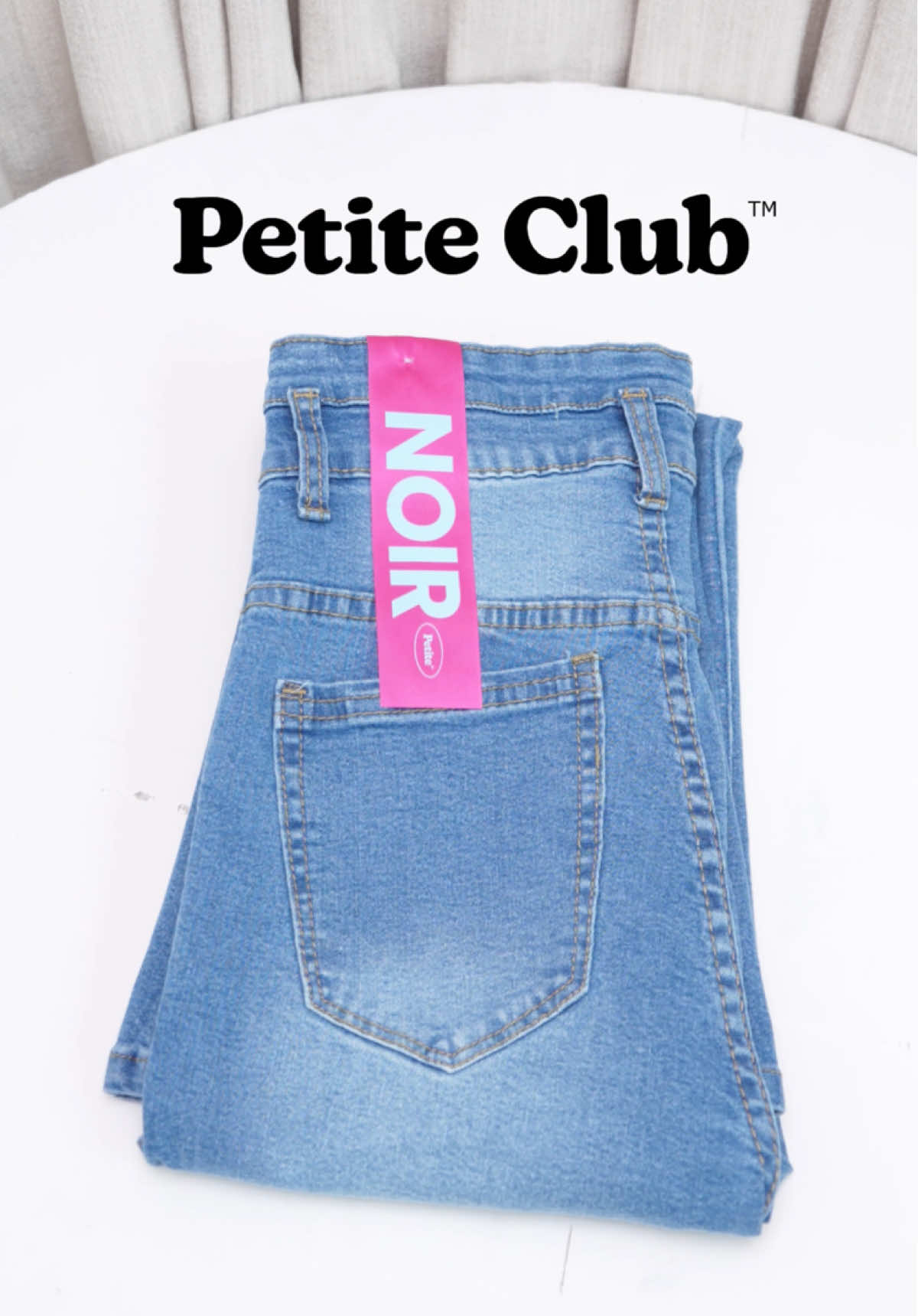 Stop galau cari jeans yang selalu kepanjangan… NOIR 121 hadir khusus Petite Club™️, bahan stretch nyaman banget dipake seharian!✨👖 ft. NOIR 121 #JINISO #jinisoemangkeren #periteclub  #highwaistloose #cutbrayjeans 