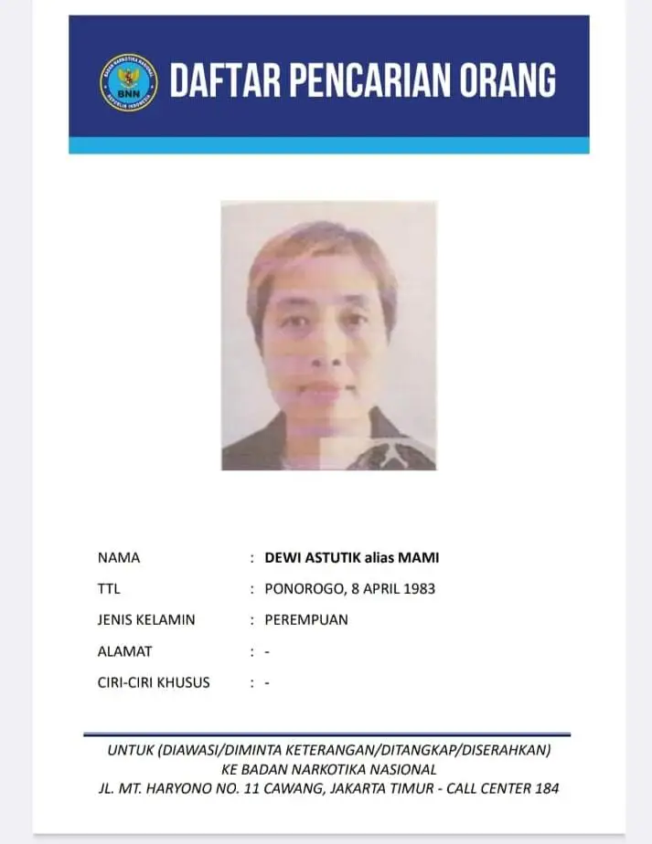 Badan Narkotika Nasional (BNN) bersama Kepolisian Kamboja, KBRI Phnom Penh, Atase Pertahanan RI di Kamboja, serta Badan Intelijen Strategis (BAIS) TNI berhasil mengamankan Dewi Astutik alias Mami, buronan internasional dan aktor intelektual penyelundupan 2 ton sabu jaringan Golden Triangle yang digagalkan pada Mei 2025 serta beberapa kasus besar tahun 2024 yang terkait jaringan Golden Crescent. Penangkapan Dewi Astutik ini dilakukan di Sihanoukville, Kamboja, melalui operasi senyap lintas negara yang dipimpin oleh Direktur Penindakan dan Pengejaran BNN, Roy Hardi Siahaan. Operasi ini merupakan tindak lanjut langsung dari perintah Kepala BNN RI, Suyudi Ario Seto, yang sebulan sebelumnya menginstruksikan pembentukan tim khusus untuk melakukan operasi pengejaran internasional. Operasi ini mendapat dukungan penuh dari Atase Pertahanan RI di Kamboja dan BAIS TNI yang dipimpin Yudi Abrimantyo, yang berperan penting dalam pemetaan pergerakan lintas negara serta koordinasi regional. Proses diplomasi dan pemenuhan legalitas pemindahan tersangka difasilitasi oleh Duta Besar RI untuk Kamboja, Dr. Santo Darmosumarto, bersama seluruh jajaran KBRI Phnom Penh. Di sisi lain, kerja sama erat dijalin dengan Wakil Kepala Kepolisian Nasional Kamboja, Chuon Narin, beserta jajarannya yang membantu proses penangkapan dan pengamanan di lapangan. Dewi Astutik, yang juga menjadi buronan Korea Selatan, diamankan saat menuju lobi sebuah hotel di Sihanoukville. Operasi berlangsung cepat, presisi, dan tanpa menimbulkan gangguan publik. Setelah diamankan, Dewi dipindahkan ke Phnom Penh untuk proses verifikasi identitas dan penyerahan resmi antarotoritas. Setiba di Indonesia, Dewi Astutik akan menjalani pemeriksaan intensif untuk mengungkap alur pendanaan, logistik, dan pihak-pihak yang terlibat dalam jaringan internasional yang beroperasi ke sejumlah negara. Jejaring ini diketahui beraktivitas dalam pengambilan dan distribusi narkotika berbagai jenis, termasuk kokain, sabu, dan ketamin, menuju Asia Timur dan Asia Tenggara. BNN menegaskan bahwa penindakan tidak berhenti pada penangkapan, tetapi akan berlanjut pada pembongkaran seluruh struktur jaringan yang selama ini beroperasi secara masif dan terorganisir. #warondrugsforhumanity #bais #bnn #tni #buronan  *BIRO HUMAS DAN PROTOKOL BNN*