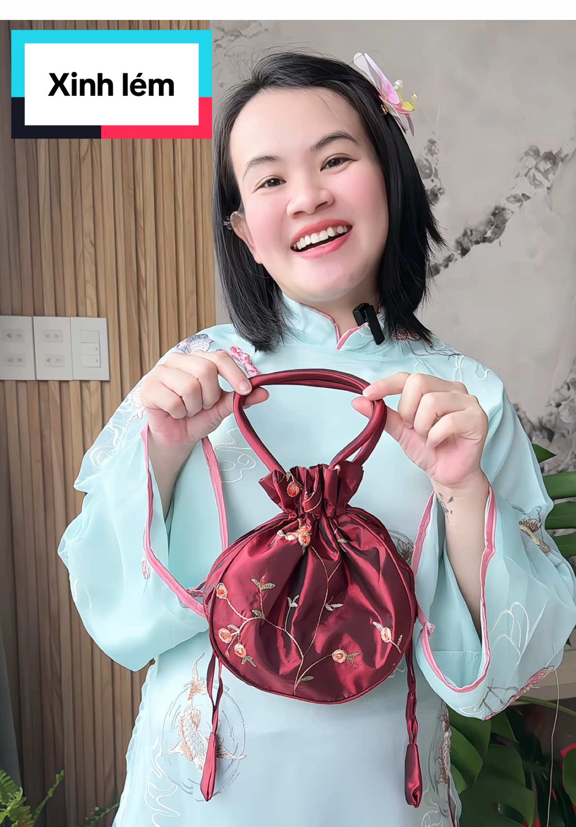 Túi xinh iu diện áo dài cho mẹ và bé đều thích #Tuyentuoitan #mevabe #giadinh #mebimsua #thoitrangtreem 