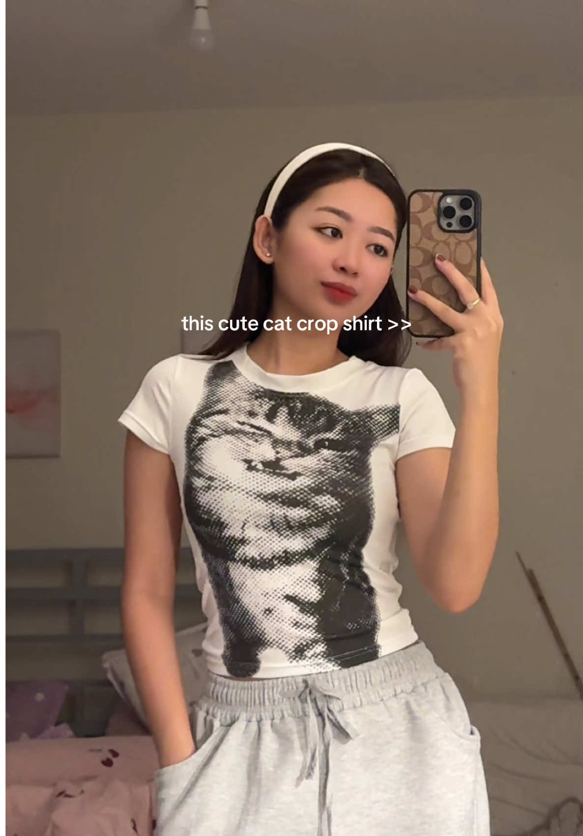 Saaauurrr cute!! 😽🤍 #catsoftiktok #catshirt #shirt #cropshirt #outfit 