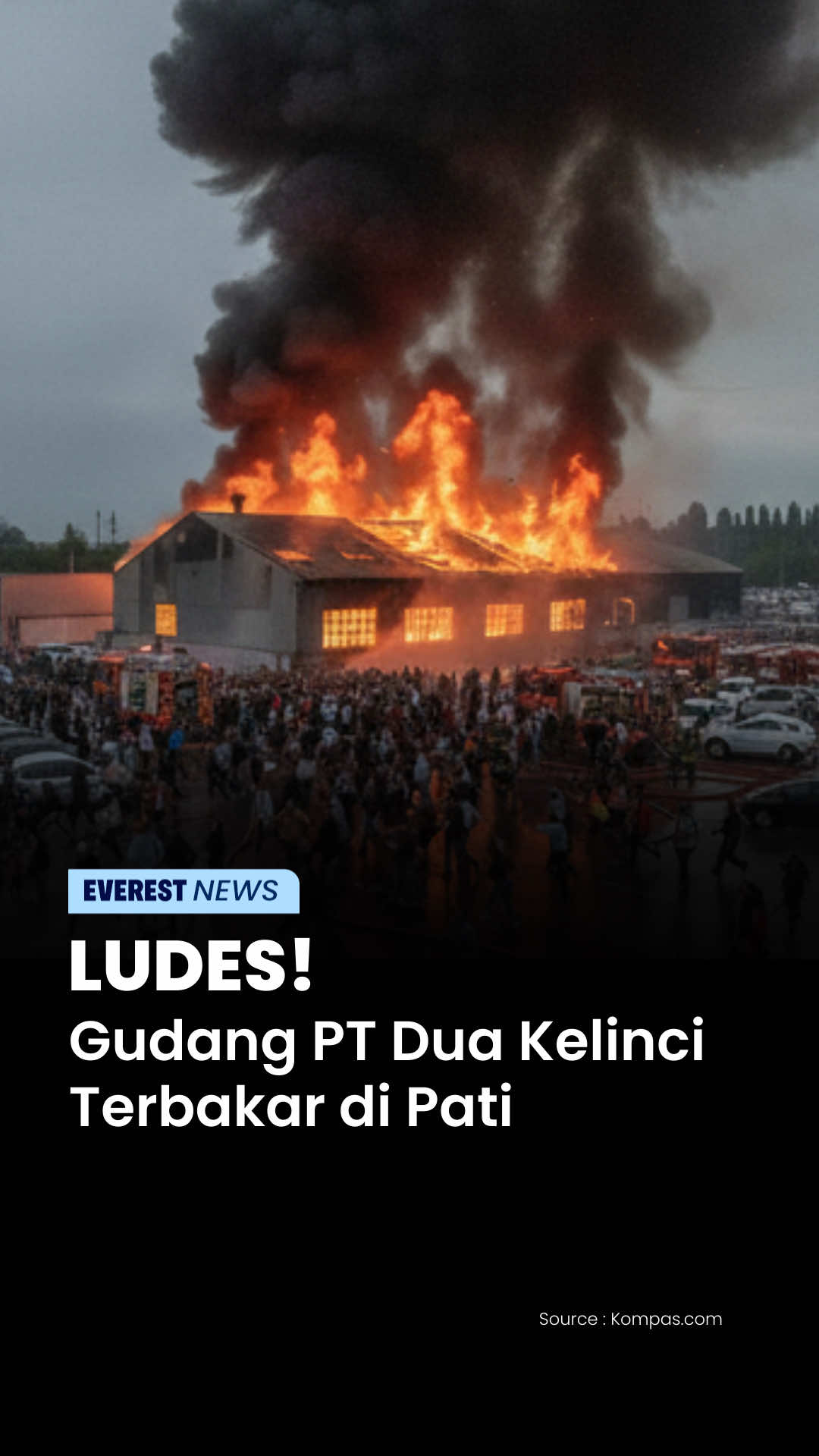 Kebakaran besar melanda dua gudang PT Dua Kelinci di Margorejo, Pati, Senin malam (1/12). Dalam waktu kurang dari 30 menit, api yang muncul dari sisi belakang gudang membesar dan melahap hampir seluruh area, disertai dentuman yang membuat warga panik. Ibu-ibu, anak-anak, hingga lansia berlarian mencari tempat aman, sementara puluhan warga lainnya spontan membentuk rantai manusia, mengoper ember air dari sumur dan irigasi untuk membantu memadamkan api sebelum armada damkar tiba. Di dalam pabrik, pekerja bergegas dievakuasi secara tertib untuk menghindari risiko yang lebih besar. Hingga malam hari, petugas damkar dari berbagai pos masih berjibaku memadamkan kobaran api dengan dukungan tambahan dari BPBD dan tim pemadam lainnya. Beruntung, tidak ada korban jiwa para karyawan dipastikan sudah berada di luar gedung saat api membesar, dan 50 persen area tengah berhasil diamankan. Semoga proses pendinginan berjalan lancar dan seluruh petugas yang bertugas di lapangan diberikan keselamatan hingga situasi benar-benar terkendali. Menurut EverestFam, apakah sistem keamanan dan pencegahan kebakaran di pabrik sudah seharusnya diperketat setelah insiden ini? #everestmediaid #beritaviral #beritatiktok #berita #duakelinci 
