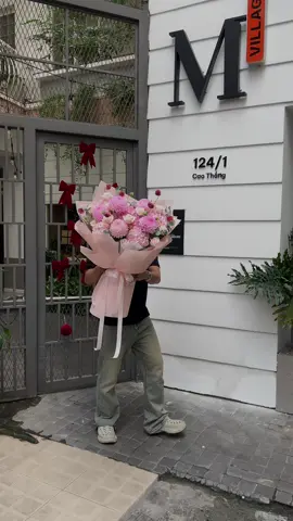 Muốn qua nhà tặng em bó hoa màu hồng pastel 