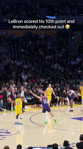 LeBron made sure to keep the streak alive 😭