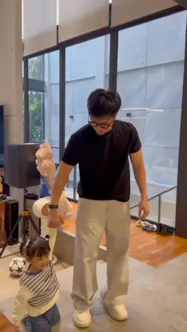 Mama sama kaka Ameena ke Singapore,Papah sama adek Azura main salju ⛄️😁,seru banget guys!! #azurahumairanuratta #aureliehermansyah10 #attahalilintar #fyp 