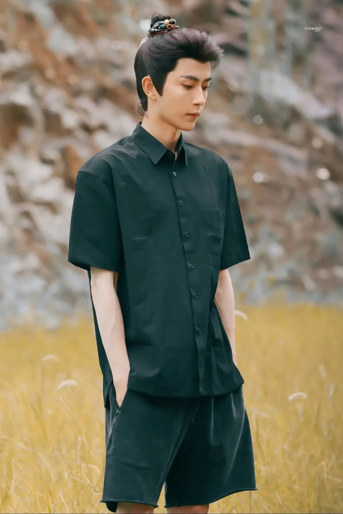 Gương mặt anh như một bức họa, không cần màu sắc cầu kỳ vẫn đủ khiến lòng người rung động. #yumenglong #于朦胧 