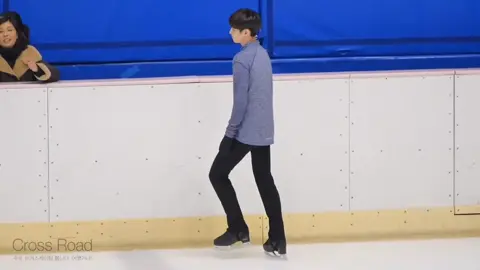 sunghoon saat melakukan Triple Axel dan berhasil,  lihat lah senyuman bangga diwajahnya sangat indah bukan 😍🤏🤍#sunghoonen#성훈 #4u #tripleaxe 