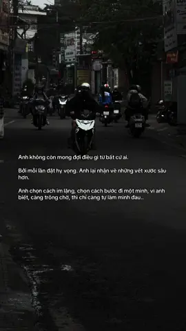 Anh không còn mong đợi điều gì từ bất cứ ai. Bởi mỗi lần đặt hy vọng. Anh lại nhận về những vết xước sâu hơn. Anh chọn cách im lặng, chọn cách bước đi một mình, vì anh biết, càng trông chờ, thì chỉ càng tự làm mình đau..#xuhuongtiktok #viral #tamtrang #xu #tiktok 