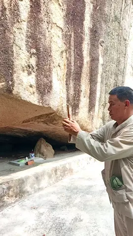 Tảng đá khủng ở Núi Dài 