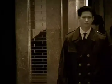 နှစ်နိုင်ငံ အနည်းငယ် ပဋိပက္ခဖြစ်နေသည့် ခတ်နှောင်းပိုင်းအတွင်း ဂျပန်အမတ်ချုပ်နှင့် သူ၏တစ်ဦးတည်းသောသားဖြစ်သူ နီရှီမူရာရီခီတို့သည် ကိုရီးယားသို့ ညှိနှိုင်းတိုင်ပင်ဖို့ လာရောက်ခဲ့ကြသည်။ အမတ်ချုပ်၏သားဖြစ်သူ ရီခီသည် တစ်ဖက်နိုင်ငံနှင့် သူတို့ကြား စကားအဆက်အသွယ် ကူညီပေးသည့် အီမျိုးရိုးရှိသည့် စကားပြန်လေးနှင့် မမျှော်လင့်ဘဲရင်းနှီးလာခဲ့သည်။ တင်းမာမှုများဖြင့် ပြည့်နှက်နေသော နိုင်ငံနှစ်ခုကြားတွင် သူတို့နှစ်ဦး၏ နူးညံ့သိမ်မွေ့သော ခံစားချက်များကို ကိုယ်စားပြုသည့် အနီရောင်ချည်နှောင်ကြိုးလေးက ခိုင်မြဲစွာ တွယ်ငြိလာခဲ့ရာ၊ ပဋိပက္ခများ၏ အရိပ်အောက်မှ ပေါ်ပေါက်လာသော သူတို့ရဲ့အချစ်ရေးက ဖြောင့်ဖြူးသွားမလား၊ သို့တည်းမဟုတ် ဝေးကွာခြင်းဆီသို့ ဦးတည်သွားမလား...။ သေချာသည်က... အီမျိုးရိုးလေး သင်ပေးခဲ့သည့် ကိုရီးယားစကားလုံးများကို နီရှီမူရာ ရီခီသည် အမြဲတစေ ရေရွတ်နေဦးမည်ဖြစ်သည်။ ထို့အတူ အီမျိုးရိုးလေး သင်ပေးခဲ့သည့် စန္ဒယားတီးခတ်နည်းများကိုလည်း ထပ်ခါထပ်ခါ လေ့ကျင့်နေပါလိမ့်မည်။ #heeseung #ni_ki #nikseung #heeki #enhypen 