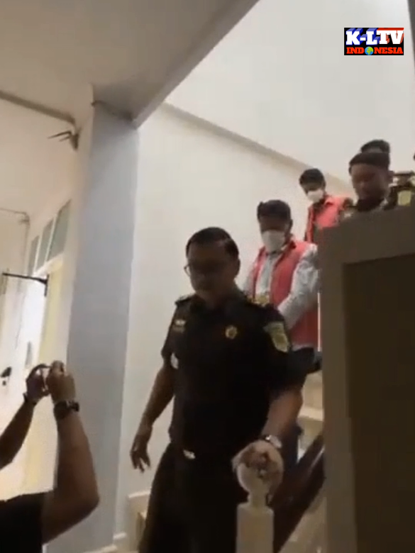 Kejari Pangkep Tetapkan Tiga Tersangka Korupsi Pengadaan KPU, Kerugian Negara Capai Rp 554 Juta Kejaksaan Negeri (Kejari) Pangkep resmi menetapkan tiga orang sebagai tersangka dalam kasus dugaan tindak pidana korupsi anggaran pengadaan kegiatan di Komisi Pemilihan Umum (KPU) Kabupaten Pangkep. Penetapan ini dilakukan setelah penyidik memastikan adanya dua alat bukti yang sah sesuai prosedur hukum acara pidana. Kepala Kejari Pangkep, Jhon Ilef Malamassam, S.H., M.H., dalam konferensi pers pada Senin (01/12/25), menjelaskan bahwa proses penyidikan telah dilakukan secara mendalam. Pihaknya telah memeriksa sebanyak 28 saksi dan 3 ahli, serta mengamankan dokumen elektronik berupa percakapan yang memperkuat keterlibatan para tersangka. “Dengan 28 saksi yang kami periksa, ditambah 3 ahli, serta dokumen elektronik hasil percakapan yang menguatkan, kami menetapkan para tersangka ini sebagai pihak yang paling bertanggung jawab dalam perkara ini,” ujar Jhon Ilef. Adapun tiga tersangka tersebut yakni AS selaku Pejabat Pembuat Komitmen (PPK), I selaku Ketua KPU Pangkep, dan M sebagai Komisioner KPU. Ketiganya dijerat dengan Undang-Undang Tindak Pidana Korupsi, yaitu Pasal 2 dan Pasal 3, yang mengancam hukuman minimal empat tahun penjara. Dalam proses penyidikan, Ketua KPU bersama salah satu komisioner diduga melakukan intervensi terhadap proses pengadaan barang dan jasa, padahal hal tersebut berada di luar kewenangannya. Dua komisioner itu bersama PPK juga diduga melakukan kesepakatan dengan penyedia jasa dan meminta fee sebesar 10 persen. Pengadaan yang menjadi fokus penyelidikan meliputi lima jenis kegiatan, yaitu: * pengadaan alat peraga kampanye, * kegiatan launching, * debat publik putaran pertama, * debat publik putaran kedua, * pengadaan seminar kit. Berdasarkan hasil perhitungan awal, total kerugian negara ditaksir mencapai Rp 554 juta. Dari jumlah tersebut, telah ada pengembalian dana sebesar Rp 205 juta. Namun, Kejari Pangkep menegaskan bahwa pengembalian dana tidak menghapus unsur pidana dalam kasus ini. “Kami masih melakukan pemeriksaan lanjutan dan tidak menutup kemungkinan adanya tersangka lain,” tambah Kepala Kejari Pangkep, menegaskan bahwa pengembangan perkara masih terus berjalan. Kasus ini menjadi perhatian publik karena melibatkan penyelenggara pemilu yang memiliki peran krusial dalam menjaga integritas demokrasi. Proses hukum selanjutnya masih akan terus dipantau untuk memastikan penegakan hukum berjalan transparan dan akuntabel.Kejari Pangkep Tetapkan Tiga Tersangka Korupsi Pengadaan KPU, Kerugian Negara https://klivetvindonesia.com/2025/12/02/kejari-pangkep-tetapkan-tiga-tersangka-korupsi-pengadaan-kpu-kerugian-negara-capai-rp-554-juta/ #pengikut #VIRAL #pyfツ #korupsi #kpupangkep 