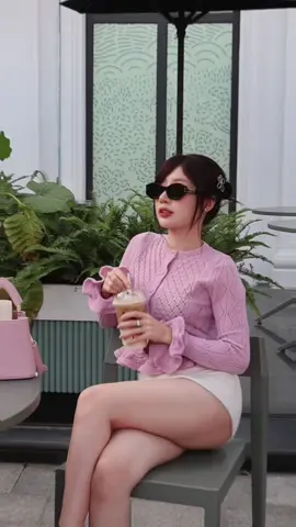 “ Anh đừng tỏ tình qua điện thoại, vì em không thích cuộc tình qua loa”😉