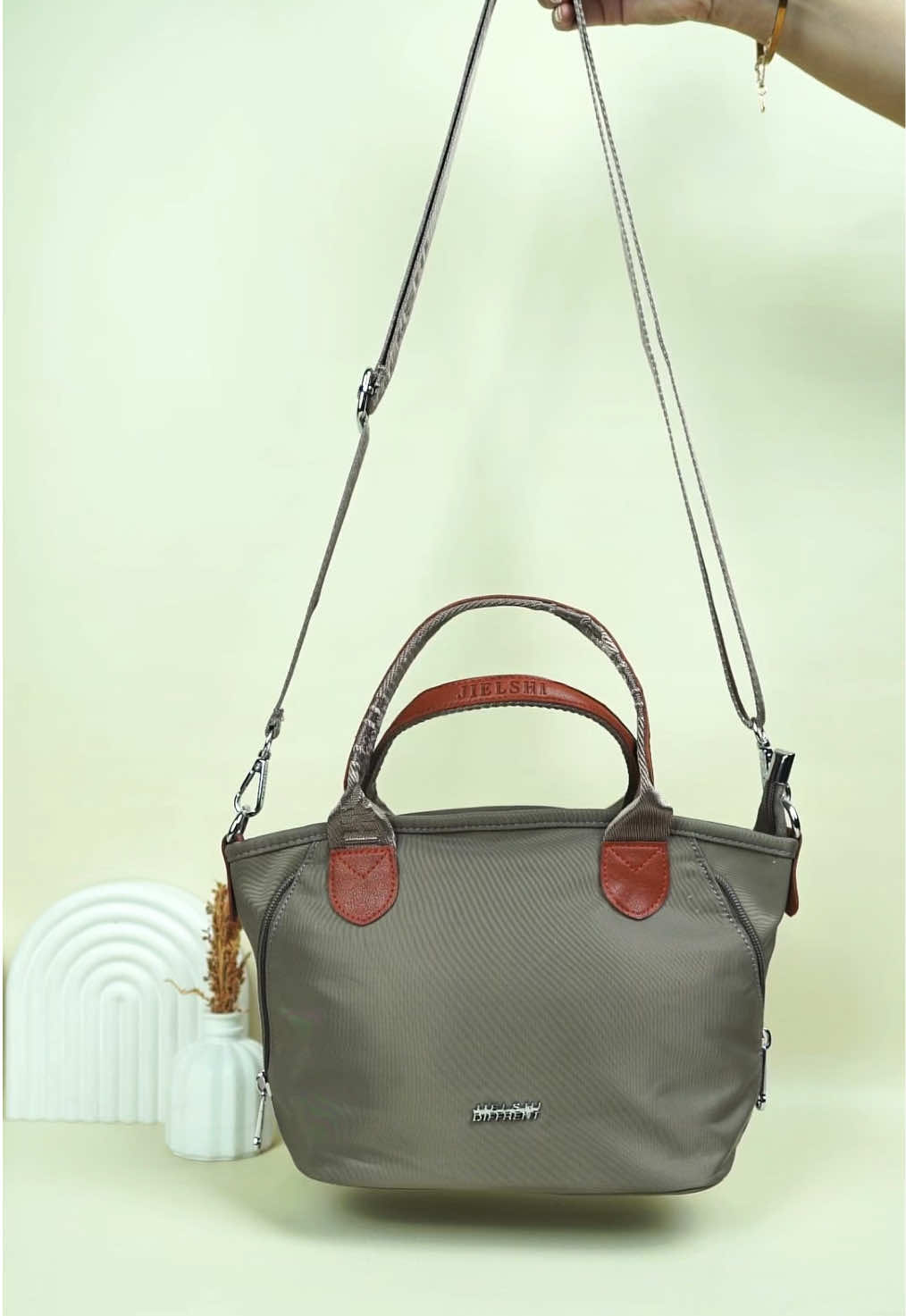 SELEMPANG VARETA- simple, kekinian, muat banyak🤍🔥#TAAOLONG02 #promomakangajian #muatbanyak #selempangwanita #fyp 