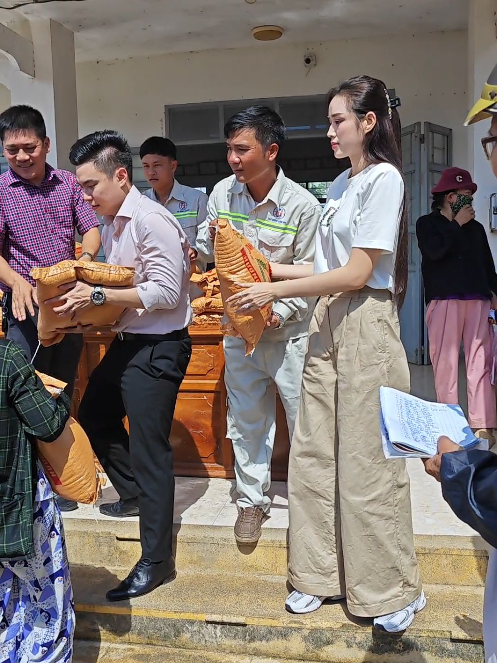 - Cô ấy đã đến với Đồng bào Đaklak (Phú Yên cũ). Nụ cười xinh đẹp nhất chính là đây ❤️  Tập đoàn Sơn Hải chung tay cùng người dân khắc phục hậu quả bão lũ #dothiha #hoahaudothiha #vietvuongdoha #tapdoansonhai 