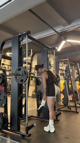 ទោះរវល់សិស្សច្រេីនយ៉ាងណា​ ក៏នៅតែឆ្លៀត​ អត់កាហ្វេបានតែអត់ហាត់ប្រាណមិនបានទេ🌚#personaltrainer #lowerbodyworkout 