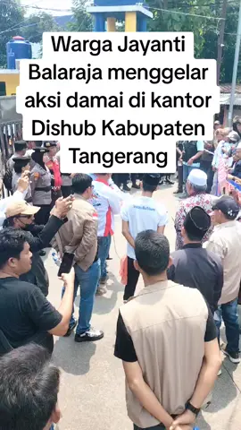 Aksi Damai yang di gelar di kantor Dishub Kabupaten Tangerang, warga yang tergabung dalam Jayanti Balaraja Menggugat berkumpul menyuarakan tuntutan agar Perbup no 12 tahun 2022 dijalankan dengan baik. karena selama ini mobil pengangkut tanah selalu beroperasi di jam yang  bukan waktunya. Perbup Kab Tangerang no 12 tahun 2022 menyebutkan bahwa kendaraan bermuatan tanah, pasir,batu,  hanya bisa melintas di pukul 22-05 , namun yg terjadi malah beroperasi disiang bolong. Tidak sedikit korban lakalantas akibat mobil dump truk muatan tanah, sampai meninggal dunia. Kini warga geram dan bersatu menyuarakan tuntutan agar mobil tersebut tidak lagi lewat Jayanti dan Balaraja dan menyarankan masuk tol jika ingin beroperasi siang hari, karena Kabupaten Serang rute yang dilalui tidak ada Perbup. (Selasa 02/12/2025) #trendingvideo  #viraltiktokvideos✅  #ViralTerkini  #PerbupTangerang  #AksiDamai