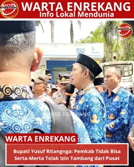 Bupati Enrekang, Muhammad Yusuf Ritangnga, menegaskan bahwa pemerintah kabupaten tidak dapat serta-merta menolak izin tambang yang telah dikeluarkan oleh pemerintah pusat. Hal tersebut disampaikan karena terdapat konsekuensi hukum jika pemerintah daerah mengambil tindakan di luar kewenangannya. Pernyataan ini disampaikan Bupati saat menemui massa aksi dari Aliansi Lingkar Tambang yang menggelar demonstrasi di halaman Kantor Bupati Enrekang, Senin, 1 Desember 2025. Bupati Yusuf Ritangnga meminta masyarakat tetap tenang dan memastikan bahwa pemerintah daerah akan menindaklanjuti aspirasi tersebut secara prosedural. “Kita tidak bisa menolak secara langsung izin yang dikeluarkan pusat karena ada konsekuensi hukum. Namun pemerintah daerah akan mengambil langkah resmi,” ujarnya. Sebagai bentuk tindak lanjut, Bupati menyampaikan bahwa pemerintah daerah bersama DPRD akan menggelar Rapat Dengar Pendapat (RDP) yang akan melibatkan pemerintah, DPRD, investor, serta seluruh unsur terkait lainnya. Hasil RDP tersebut nantinya akan menjadi dasar bagi Pemerintah Kabupaten Enrekang untuk menyurat secara resmi kepada pemerintah pusat. “RDP ini akan menjadi landasan kuat untuk mengajukan permohonan ke pusat, termasuk kemungkinan pencabutan izin tambang CV Hadaf Karya,” jelas Bupati. Bupati menegaskan komitmen pemerintah daerah untuk memperhatikan suara masyarakat dan memastikan setiap langkah ditempuh sesuai aturan demi menjaga ketertiban serta kepastian hukum. #viral #sulsel #wartaenrekang #enrekangduri #info 