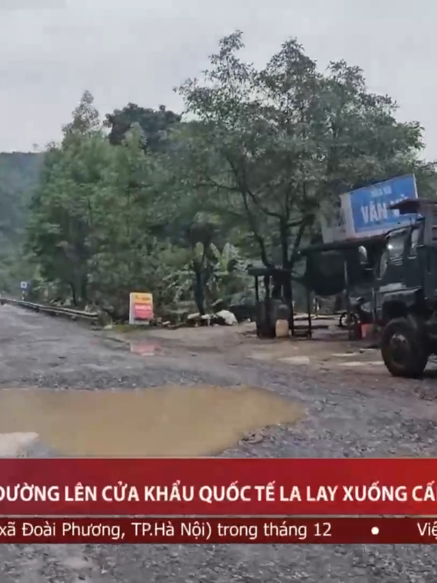 Các đợt mưa bão liên tiếp xảy ra trong thời gian vừa qua làm cho tuyến đường huyết mạch tiếp nối Cửa khẩu Quốc tế La Lay - điểm nối quan trọng trên tuyến Hành lang kinh tế Đông - Tây thuộc địa bàn tỉnh Quảng Trị bị xuống cấp nghiêm trọng, ảnh hưởng rất lớn đến việc thông quan người và phương tiện qua đây. #VTV8 #quangtri #quangtri74 #lalay #giaothong