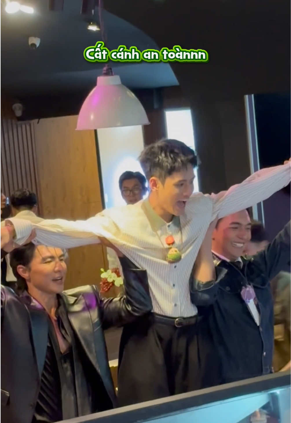 Có người cưng chiều thì mới có người dám làm nũng. Nhỉ!? 🥹🥹🥹 Cảm ơn con source từ bé iu @Anh Hoàng ăn cơm chưa 🍚 ? Cổ tự lọc source tự e đờ rốp choa tôi luôn :))))  #dienviendinhkhang #dinhkhang #donhathoang #stevennguyen #f3 