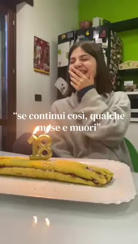 “se continui così, qualche mese e muori” questa è la frase che mi è stata detta da un dottore il 17/06/2021. una frase che per molti può essere assurda da dire, ma quando la tua mente sta prosciugando la vitalità che è in te, allora bisogna usare parole forti. e così è stato.  22/10/2025 in questi anni ho meditato molto sul senso della mia vita, ma soprattutto se continuarla o meno. e oggi sono felice ed orgogliosa di dire che ho deciso di continuare la mia vita, che non ho messo un punto ad essa, ma sono andata a capo ed ho continuato a scrivere. ho sofferto, ho amato, ho fatto errori, ma soprattutto ho lottato. ed ora che ho finalmente raggiunto chi sognavo di essere qualche anno fa, non posso mollare tutto. ora che ho ottenuto tutto quello per cui ho lottato così tanto, non voglio lasciarlo andare.  questa maggiore età non significa per me solo poter uscire da sola da scuola, comprare le sigarette o andare per locali. per me è sempre stata una vetta lontana, un traguardo che non pensavo avrei raggiunto. quindi essere qui oggi, poter guardare in faccia la vita e dire “fanculo, sono ancora qua!” vale tutto e molto di più.  è difficile, è dura, è ostica, ma è vita. #18thbirthday #mentalhealthmatters 