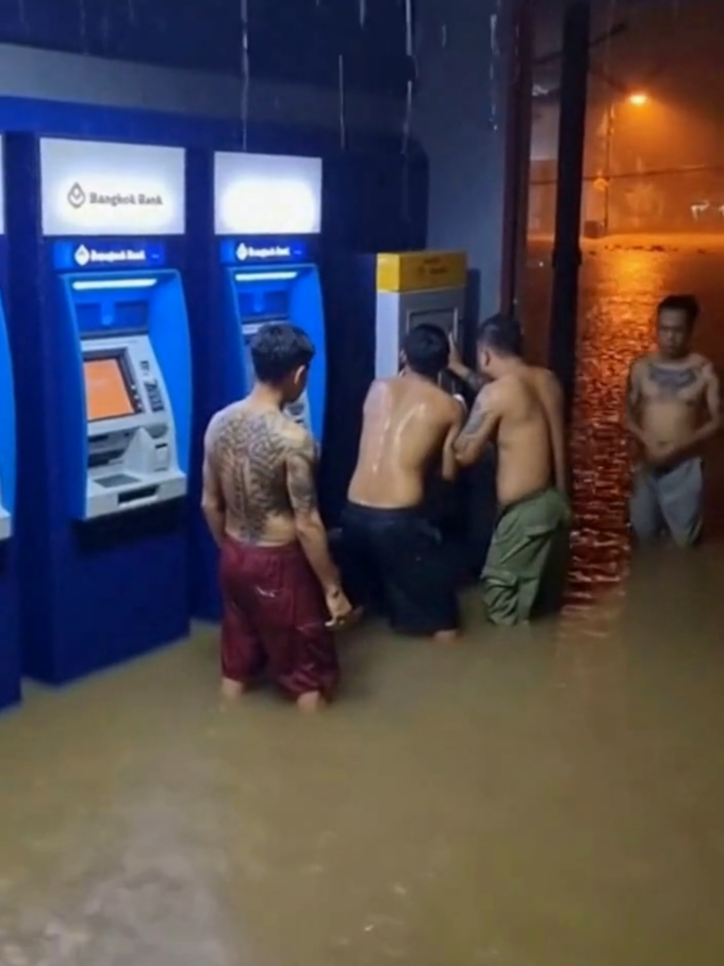 เขต8 โจรงัดตู้atm (คลิปนี้ สร้างโดย Ai) #เขต8 #หาดใหญ่ #เขต8หาดใหญ่🤦 #น้ำท่วมหาดใหญ่ #อาชญากรรม #ฝนตกหนัก #tranding #trandingnow #คลิปโซเชียล #ชาวบ้าน #สงขลา #fyp #ai #น้ำท่วม68 #น้ำท่วมภาคใต้ #ดันขึ้นฟีดที #ดันขึ้นฟีดเถอะ #viral #เทรนด์วันนี้ #เทรนวันนี้มาแรง #ai