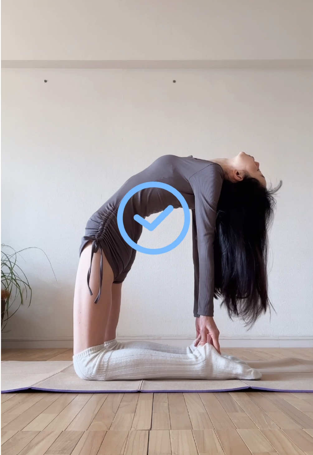 【姿勢改善】首と背中のストレッチ！（内容）ヨガブロックを使ったストレートネック解消。デスクワークの合間に出来るストレッチ。本を乗せて歩くことで綺麗な姿勢を作る。ラクダのポーズで呼吸。Posture improvement#stretch #training #exercise 