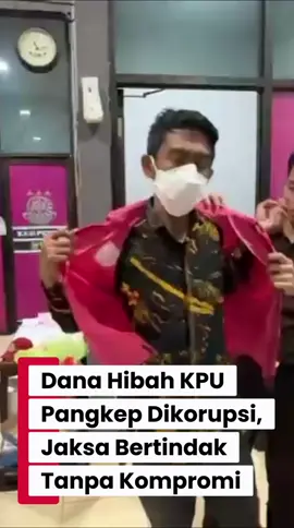 KEJARI PANGKEP TETAPKAN 3 TERSANGKA KORUPSI DANA PILKADA KPU 2024 Tim Penyidik Pidana Khusus Kejaksaan Negeri Pangkajene dan Kepulauan (Kejari Pangkep) secara resmi menetapkan TIGA TERSANGKA dalam kasus dugaan korupsi Dana Hibah Pemilihan Bupati dan Wakil Bupati KPU Pangkep Tahun 2024. Para tersangka yang kini ditahan di Rutan Kelas II B Pangkajene adalah: 1. Tersangka I: Ketua KPU Pangkep 2. Tersangka M: Komisioner KPU Pangkep 3. Tersangka AS: PPK KPU Pangkep Perbuatan kolusi dalam pengadaan e-purchasing ini diduga merugikan keuangan negara sebesar Rp 554.403.275,- (Lima Ratus Lima Puluh Empat Juta Rupiah). Kasus ini disangkakan melanggar UU Tipikor Pasal 2 dan Pasal 3. Penyitaan uang tunai sebesar Rp 205 juta telah dilakukan Tim Penyidik. #KejariPangkep #BeraniJujurHebat #HukumAdhyaksa #KorupsiPilkada