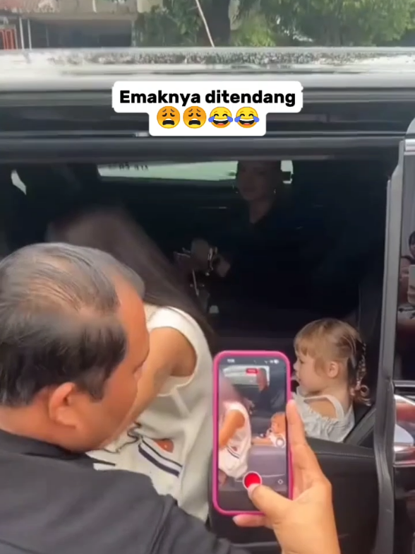 emaknya ditendang😩😂 #fypage #fyppppppppppppppppppppppp #kamari #bayi #artist 