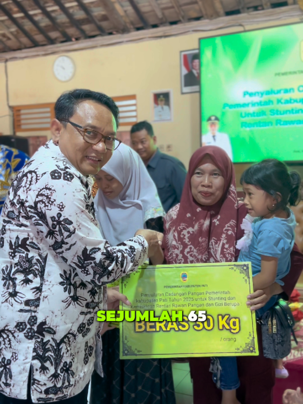 Pagi ini, bersama Bapak Bupati dan jajaran Pemerintah Kabupaten Pati, secara langsung menyerahkan Cadangan Pangan Pemerintah Kabupaten Pati untuk penanganan stunting dan kemiskinan ekstrem tahun 2025 di Desa Ngemplak Lor, Kecamatan Margoyoso.  Langkah ini merupakan komitmen bersama untuk memastikan setiap keluarga mendapatkan akses pangan yang bergizi dan layak, demi melahirkan generasi Pati yang lebih sehat dan sejahtera.