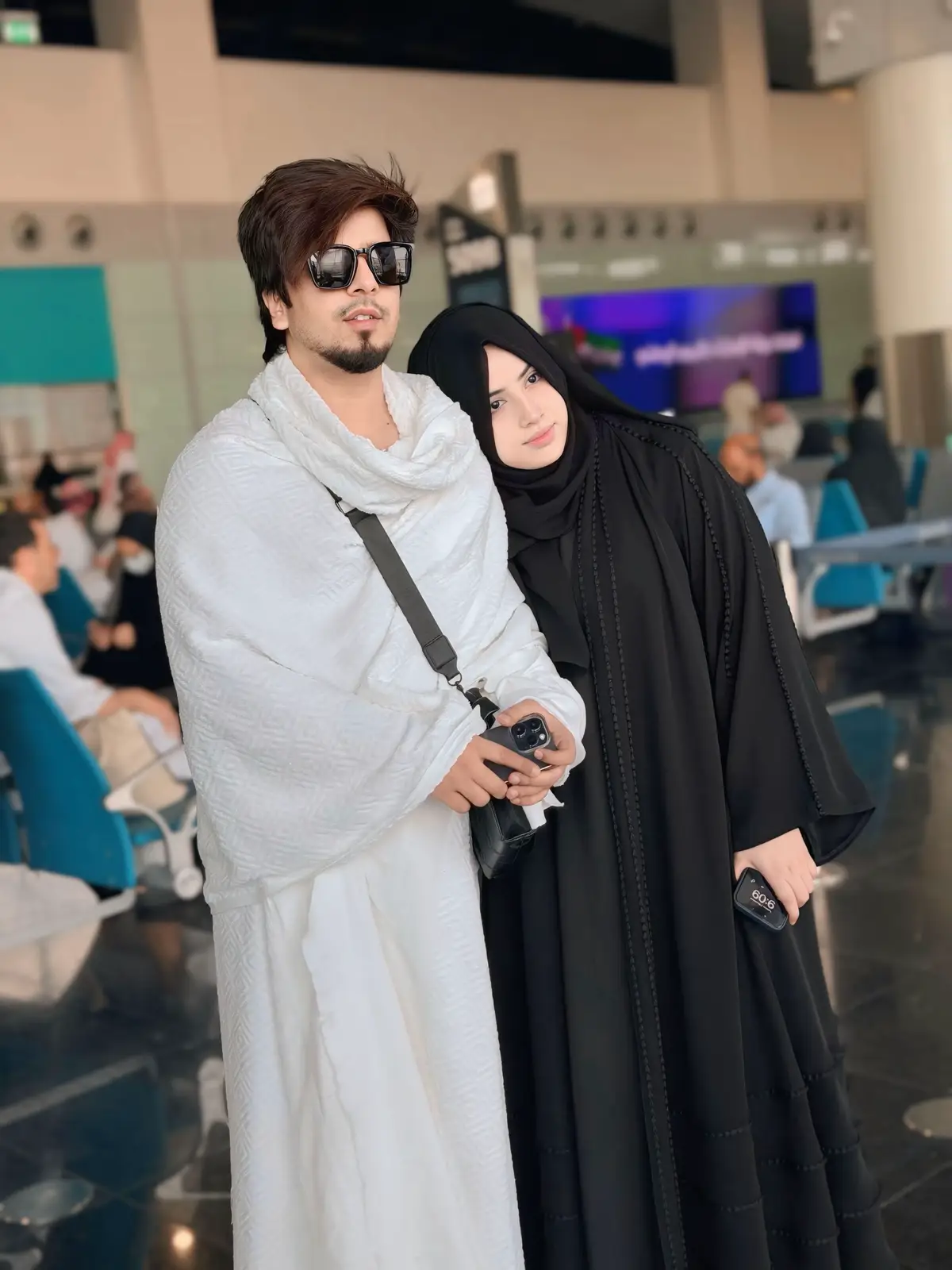 “Apni begum ke saath pehli dafa Umrah ki is muqaddas safar par nikal raha hoon. Allah se dua hai ke yeh safar hamare liye sukoon, barkat aur mohabbat ka naya raasta khol de. Is khush-nasibi aur Allah ki rehmat ke liye dil se shukar-guzaar hoon.”🥰 #sidmrrapper 