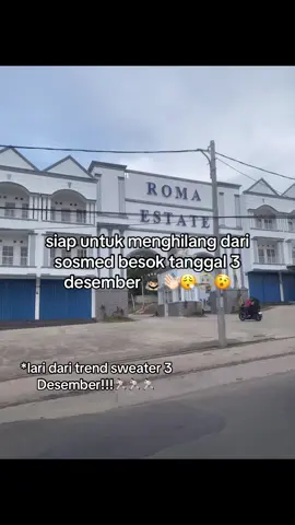 Larii larii guyss🏃🏻🏃🏻 #besok #hari #sweater #trend #desember #sosmed #fyp #foryoupage #tiktokpelitfyp 
